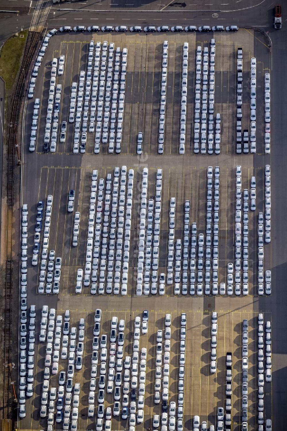 Hamburg aus der Vogelperspektive: Fahrzeugreihen im Areal der UniKai zur Verschiffung von Neufahrzeugen und Gebraucht- PKW und LKW für den Export von Hamburg aus