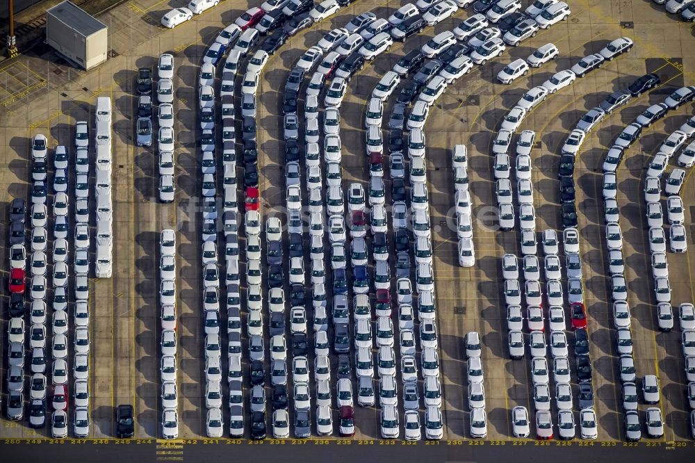 Luftbild Hamburg - Fahrzeugreihen im Areal der UniKai zur Verschiffung von Neufahrzeugen und Gebraucht- PKW und LKW für den Export von Hamburg aus