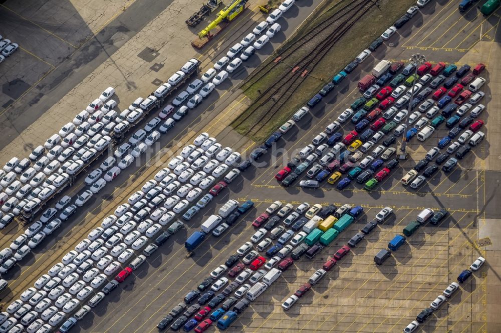 Hamburg von oben - Fahrzeugreihen im Areal der UniKai zur Verschiffung von Neufahrzeugen und Gebraucht- PKW und LKW für den Export von Hamburg aus