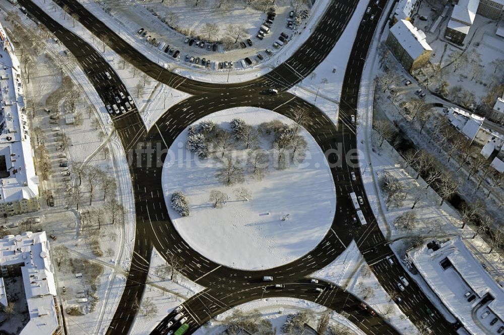 Berlin von oben - Falkenseer Platz in Berlin-Spandau im Winter