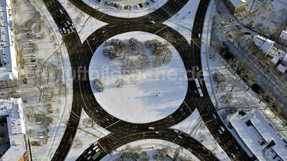 Berlin aus der Vogelperspektive: Falkenseer Platz in Berlin-Spandau im Winter