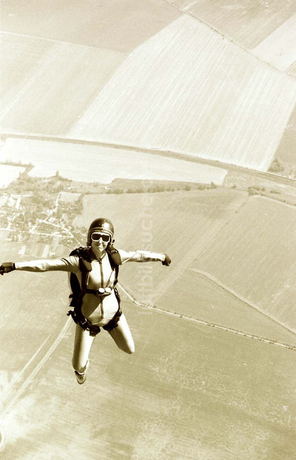 Luftaufnahme Halle - Fallschirmsprungausbildung auf dem Flugplatz Halle- oppin