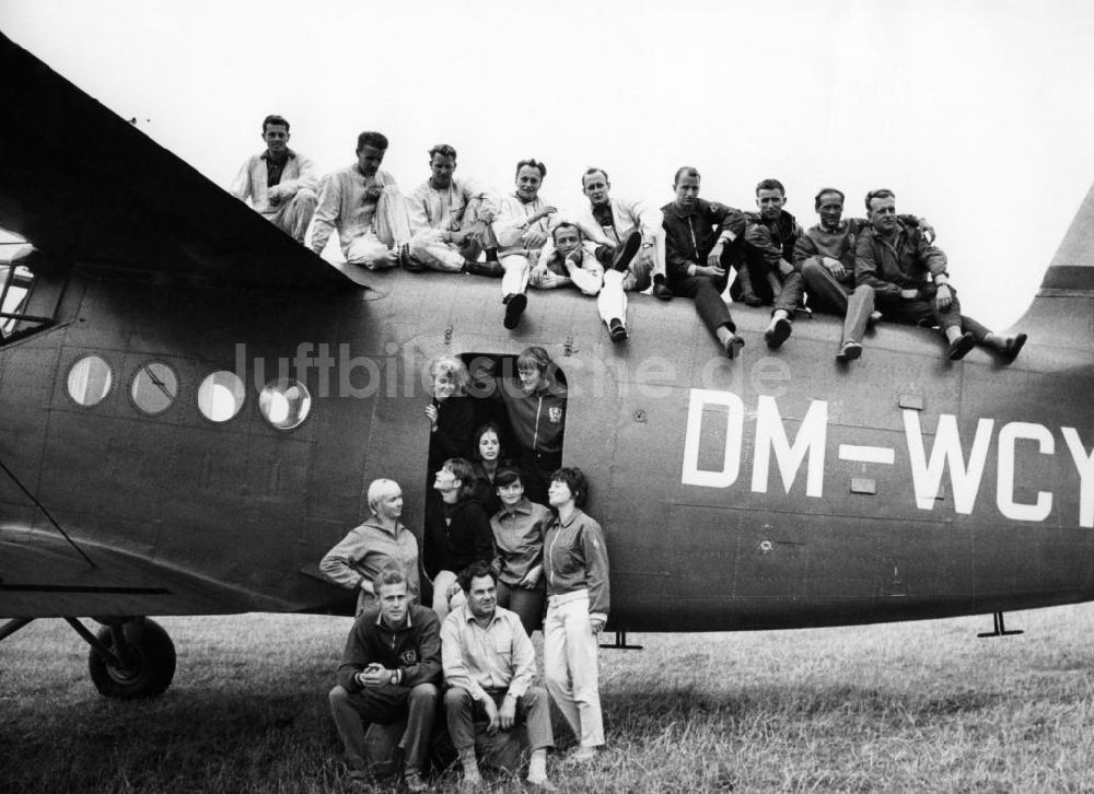 Luftaufnahme Magdeburg - Fallschirmsprungmannschaft DYNAMO vor einer Antonow AN-2 auf dem Flugplatz Magdeburg anläßlich der 5. Weltmeisterschaften im Motorkunstflug