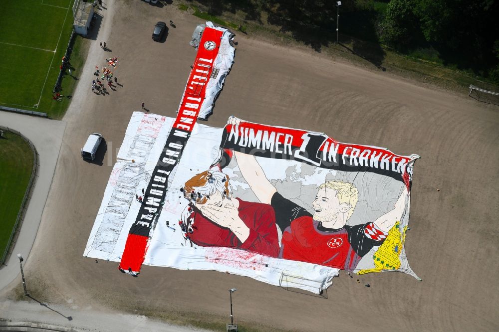 Nürnberg von oben - Fan- Plakat- Herstellung im Ensemble der Sportplatzanlagen des 1. FC Nürnberg im Bundesland Bayern, Deutschland