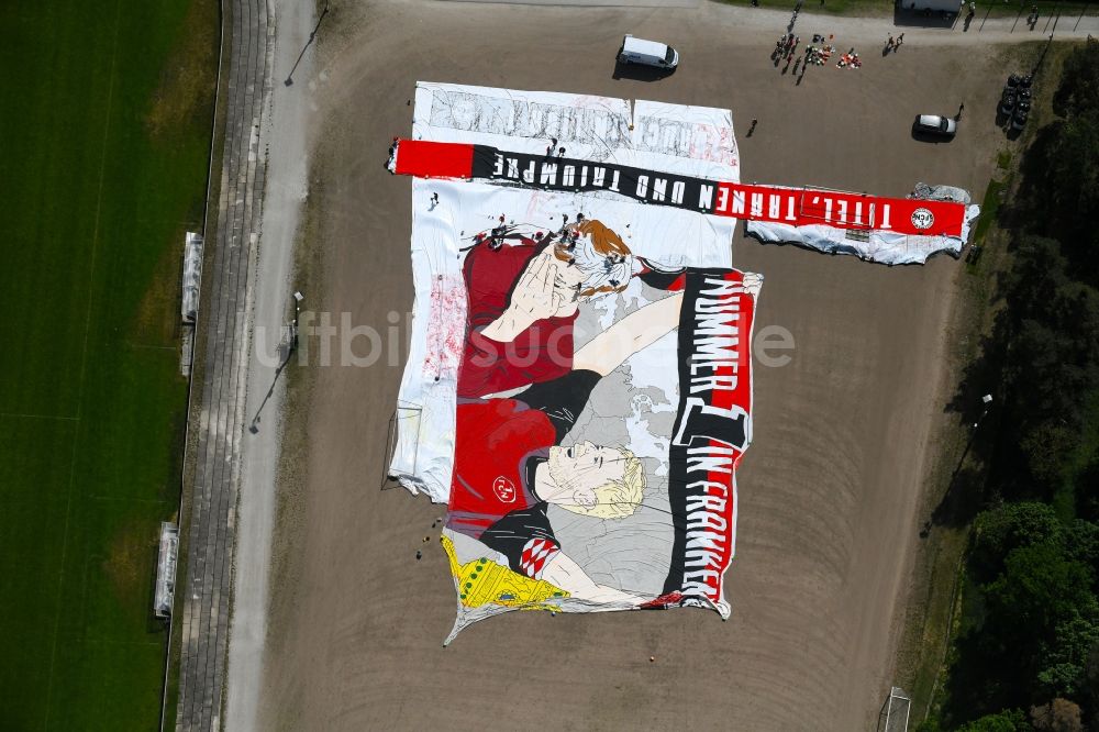 Luftaufnahme Nürnberg - Fan- Plakat- Herstellung im Ensemble der Sportplatzanlagen des 1. FC Nürnberg im Bundesland Bayern, Deutschland