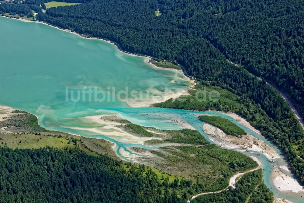 Luftaufnahme Lenggries - Farbenspiel am Flussdelta des Sylvensteinspeichers im Isarwinkel bei Vorderriss im Bundesland Bayern