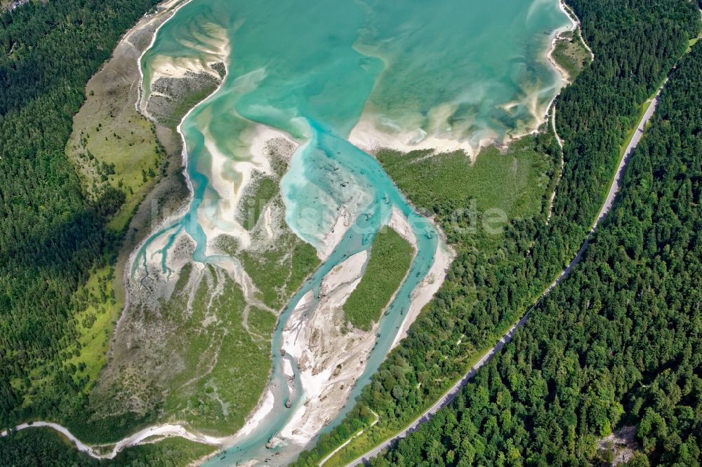 Luftbild Lenggries - Farbenspiel am Flussdelta des Sylvensteinspeichers im Isarwinkel bei Vorderriss im Bundesland Bayern