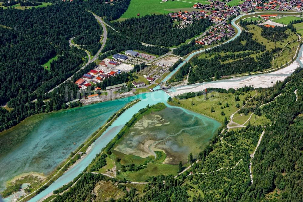 Krün aus der Vogelperspektive: Farbenspiel am Isar- Stauwehr bei Krün im Bundesland Bayern