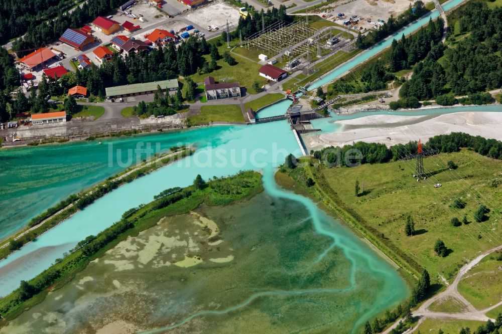 Luftbild Krün - Farbenspiel am Isar- Stauwehr bei Krün im Bundesland Bayern