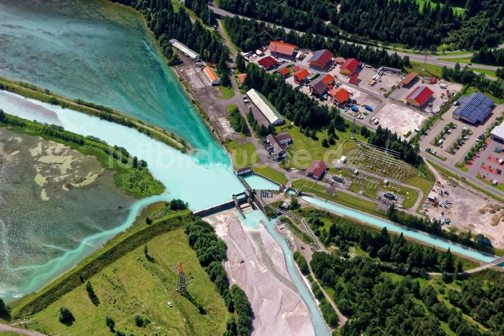 Luftaufnahme Krün - Farbenspiel am Isar- Stauwehr bei Krün im Bundesland Bayern