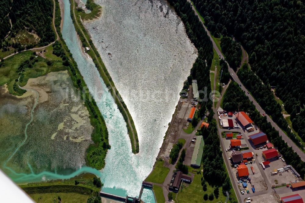 Krün aus der Vogelperspektive: Farbenspiel am Isar- Stauwehr bei Krün im Bundesland Bayern