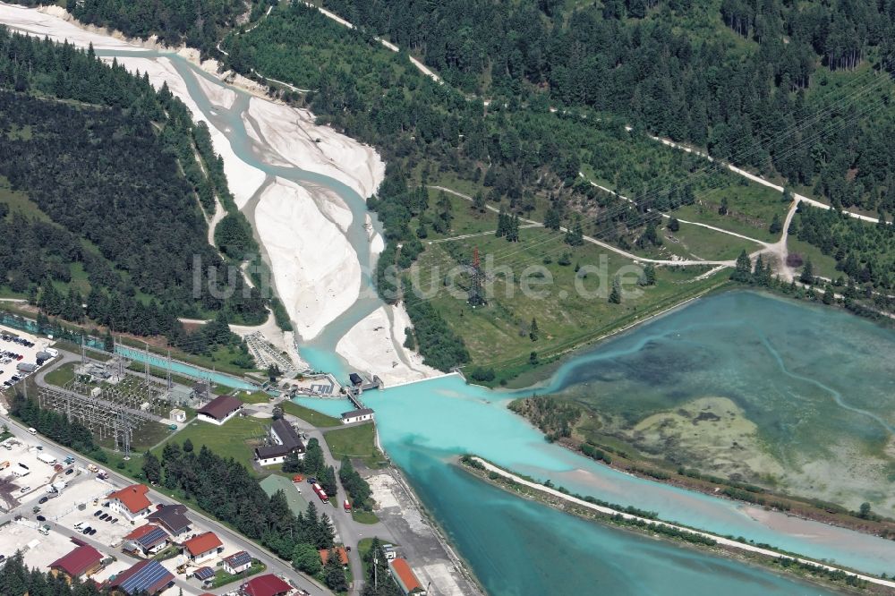 Krün von oben - Farbenspiel am Stauwehr Krün der Isar in Krün im Bundesland Bayern