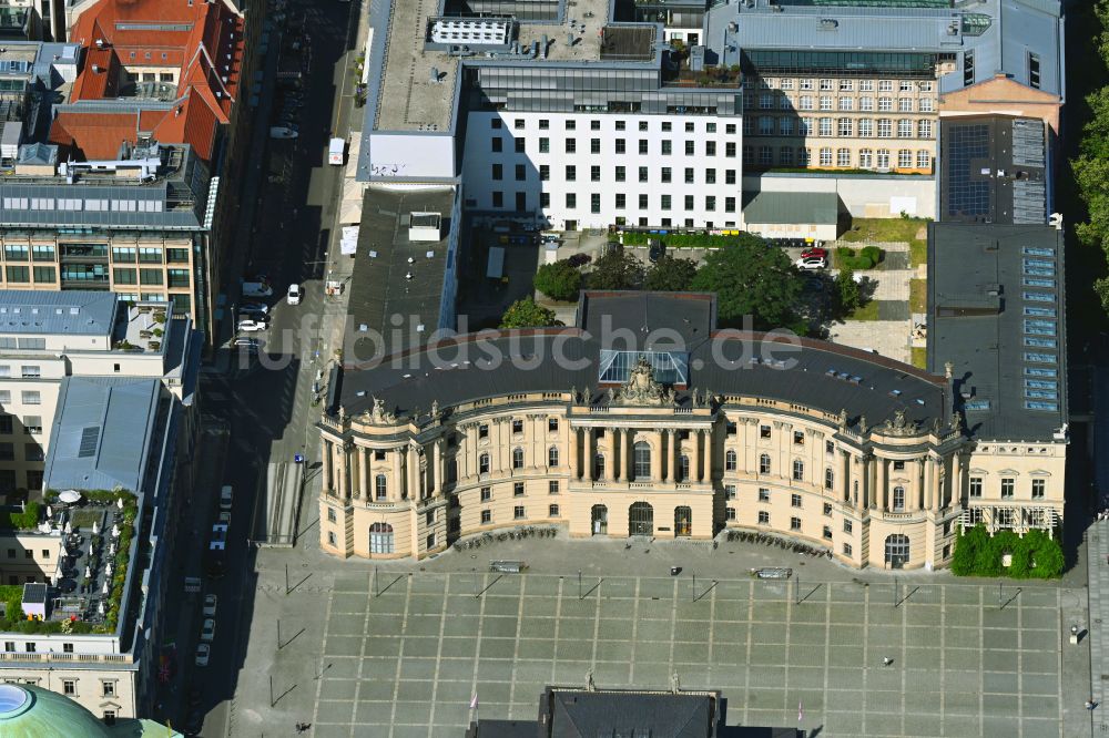 Berlin von oben - Fassade des Baudenkmales Alte Bibliothek - Kommode im Ortsteil Mitte in Berlin, Deutschland