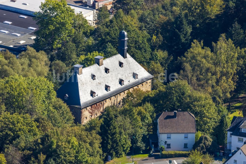 Luftaufnahme Hansestadt Attendorn - Fassade des Baudenkmales Altes Hospital in Hansestadt Attendorn im Bundesland Nordrhein-Westfalen, Deutschland