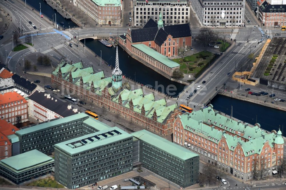 Kopenhagen von oben - Fassade des Baudenkmales Borsen - Kopenhagener Fondbörse in Kopenhagen in Region Hovedstaden, Dänemark