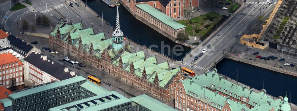 Kopenhagen aus der Vogelperspektive: Fassade des Baudenkmales Borsen - Kopenhagener Fondbörse in Kopenhagen in Region Hovedstaden, Dänemark