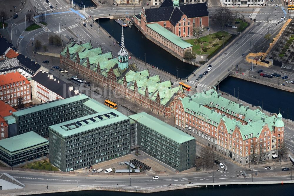 Luftaufnahme Kopenhagen - Fassade des Baudenkmales Borsen - Kopenhagener Fondbörse in Kopenhagen in Region Hovedstaden, Dänemark