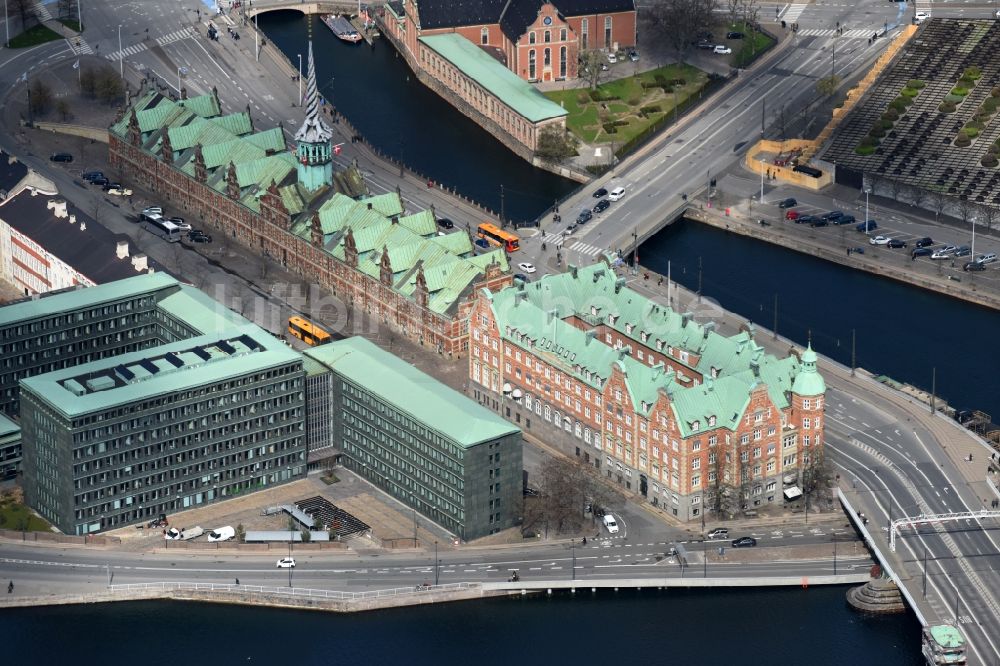 Kopenhagen aus der Vogelperspektive: Fassade des Baudenkmales Borsen - Kopenhagener Fondbörse in Kopenhagen in Region Hovedstaden, Dänemark