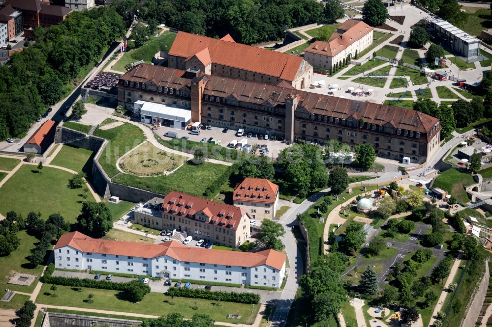 Erfurt aus der Vogelperspektive: Fassade des Baudenkmales Defensionskaserne an der Peterskirche auf der Zitadelle Petersberg in Erfurt im Bundesland Thüringen, Deutschland