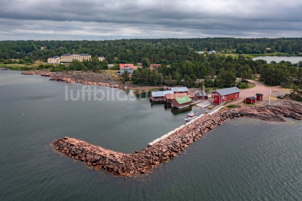 Storby von oben - Fassade des Baudenkmales Eckerö Post & Tullhus in Storby in Alands landsbygd, Aland