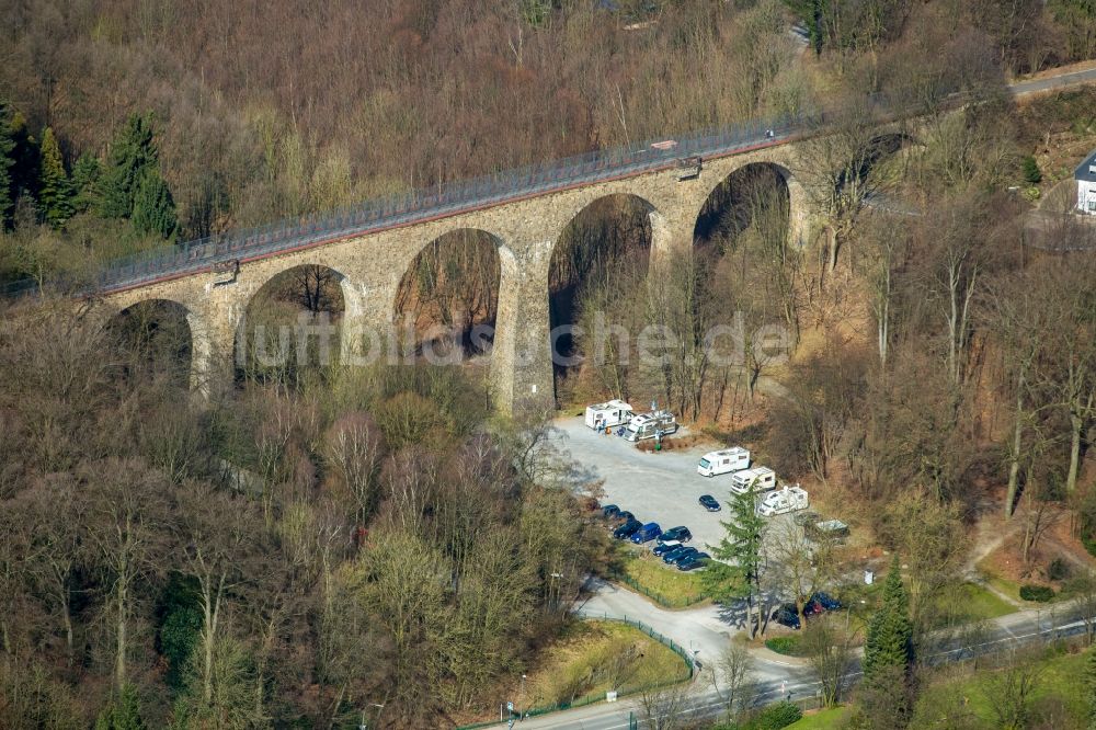 Velbert von oben - Fassade des Baudenkmales Eulenbachbrücke, auch Eulenbachviadukt genannt in Velbert im Bundesland Nordrhein-Westfalen