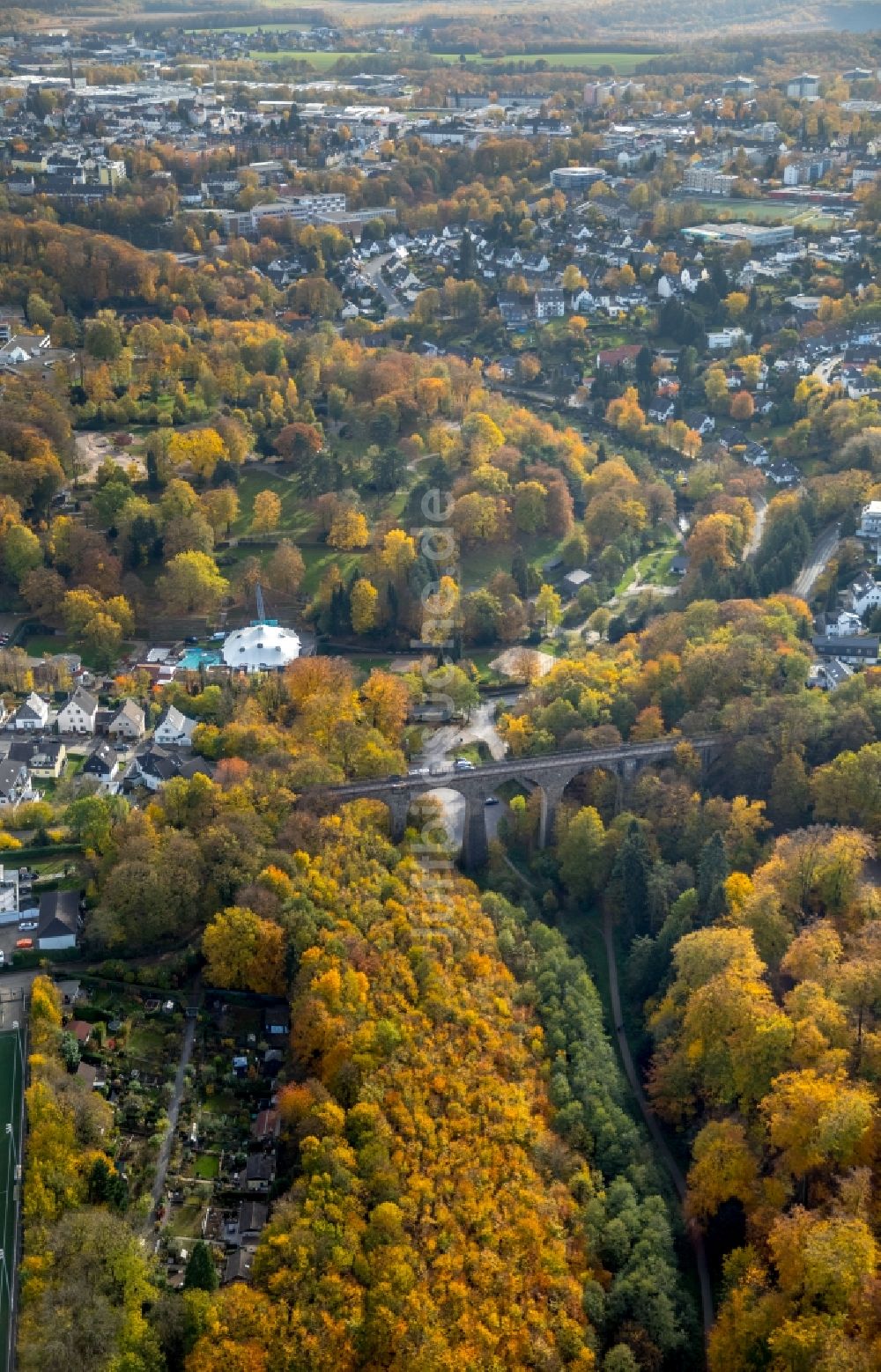 Luftaufnahme Velbert - Fassade des Baudenkmales Eulenbachbrücke, auch Eulenbachviadukt genannt in Velbert im Bundesland Nordrhein-Westfalen