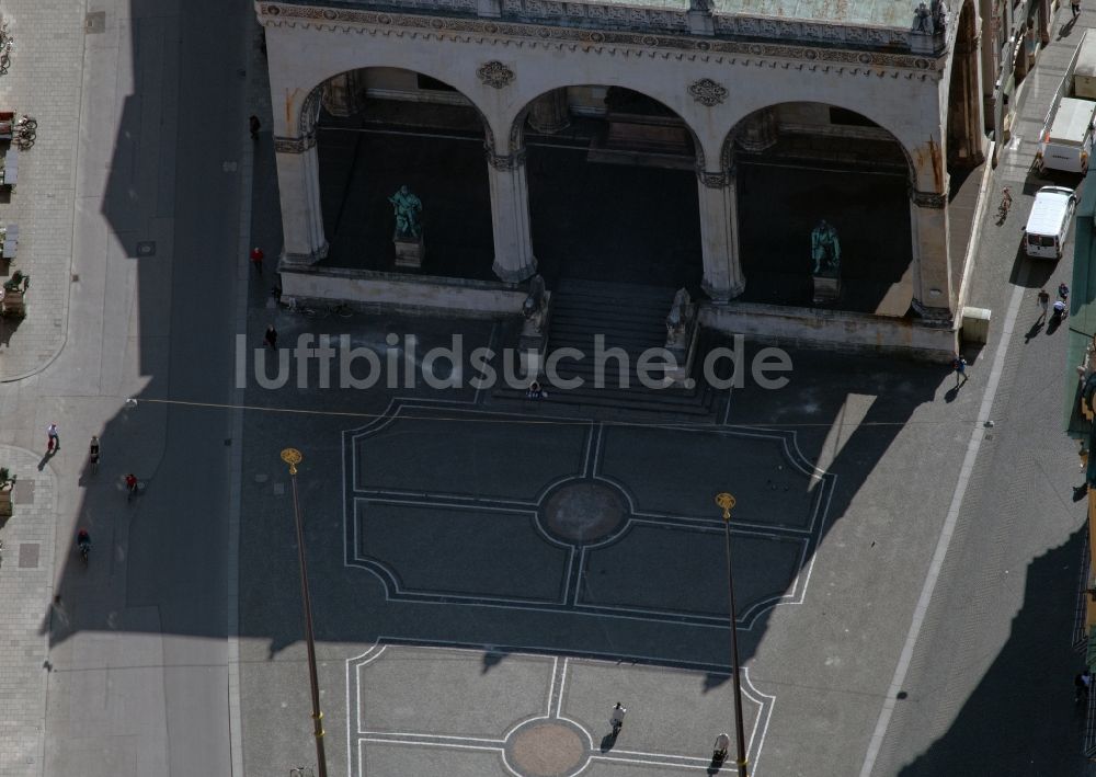 Luftbild München - Fassade des Baudenkmales Feldherrnhalle am Odeonsplatz in der Altstadt in München im Bundesland Bayern, Deutschland