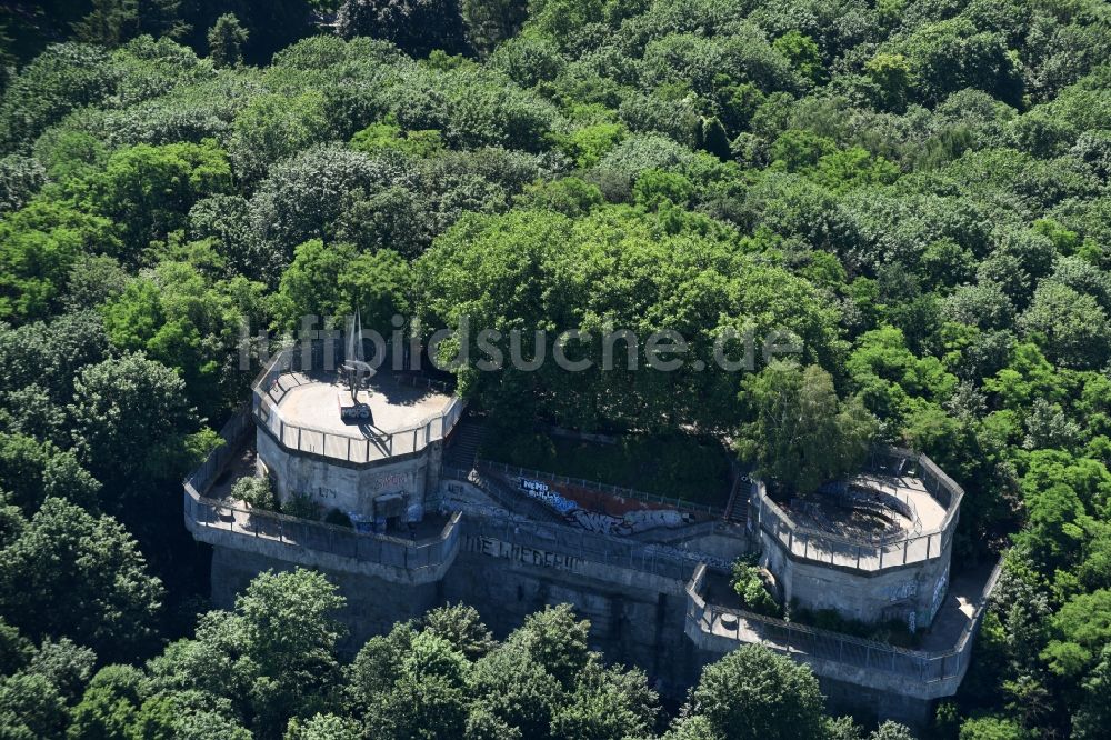 Luftbild Berlin - Fassade des Baudenkmales Flakturm am Bunker Humboldthain an der Hochstraße in Berlin