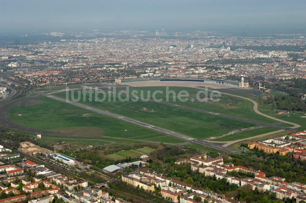 Luftbild Berlin - Fassade des Baudenkmales Flughafen Tempelhof am Platz der Luftbrücke in Berlin, Deutschland