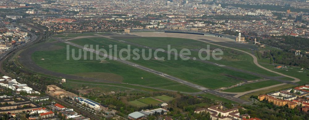 Luftaufnahme Berlin - Fassade des Baudenkmales Flughafen Tempelhof am Platz der Luftbrücke in Berlin, Deutschland