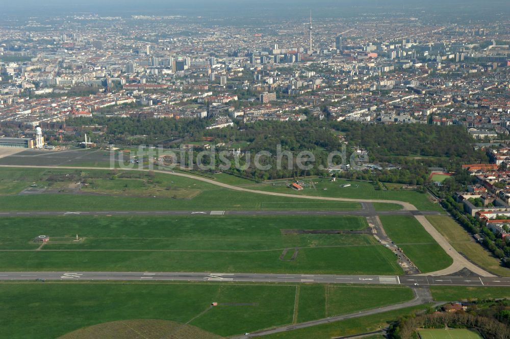 Berlin von oben - Fassade des Baudenkmales Flughafen Tempelhof am Platz der Luftbrücke in Berlin, Deutschland