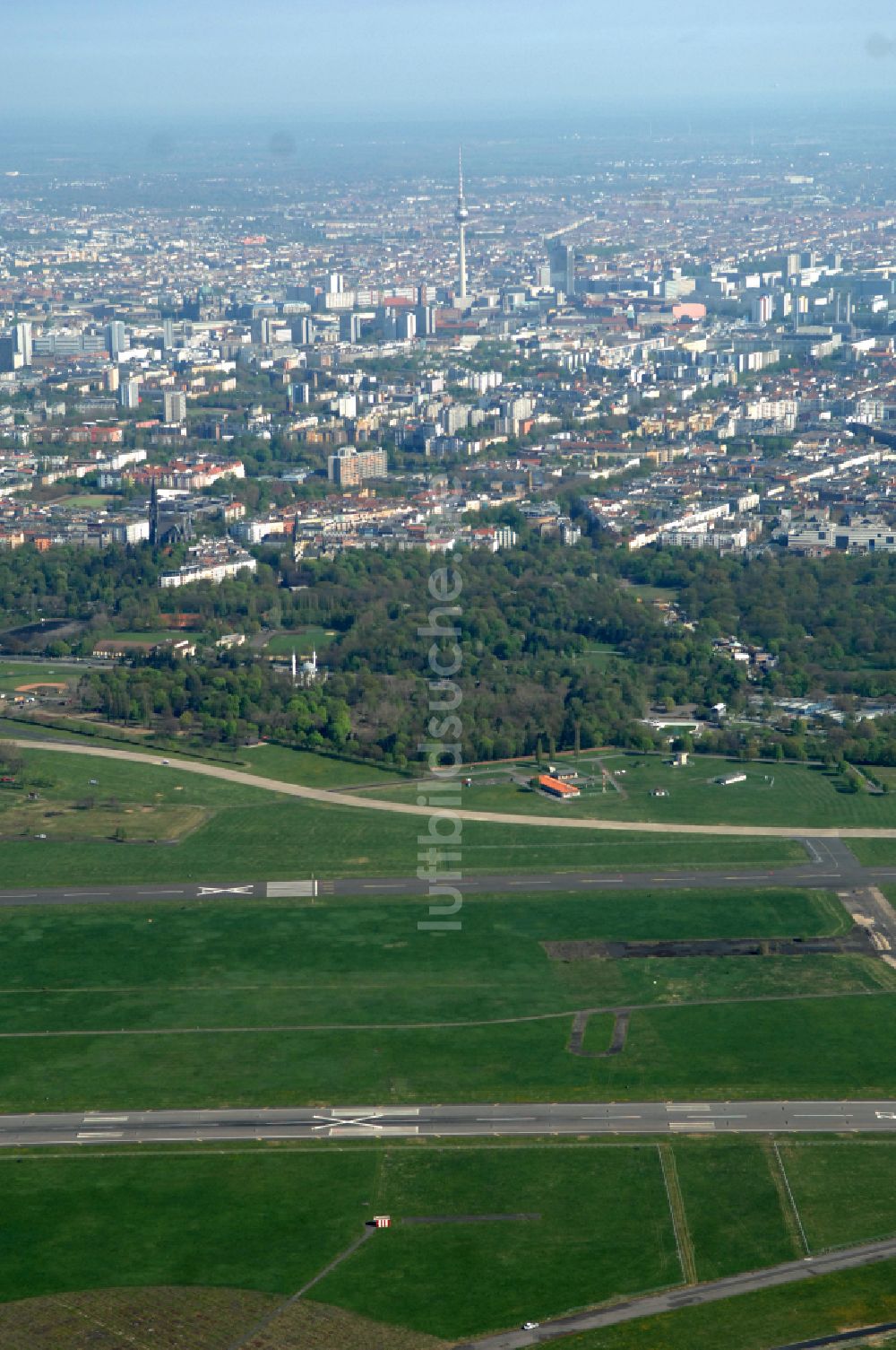 Berlin aus der Vogelperspektive: Fassade des Baudenkmales Flughafen Tempelhof am Platz der Luftbrücke in Berlin, Deutschland