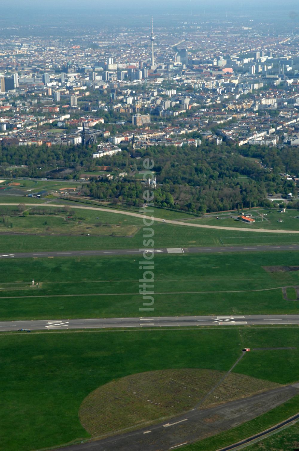 Luftbild Berlin - Fassade des Baudenkmales Flughafen Tempelhof am Platz der Luftbrücke in Berlin, Deutschland