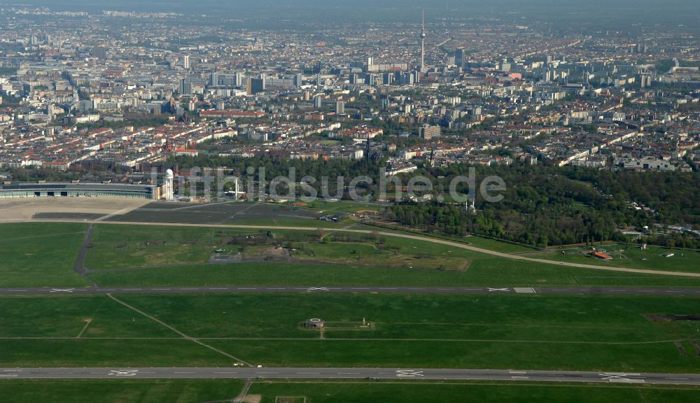 Luftaufnahme Berlin - Fassade des Baudenkmales Flughafen Tempelhof am Platz der Luftbrücke in Berlin, Deutschland