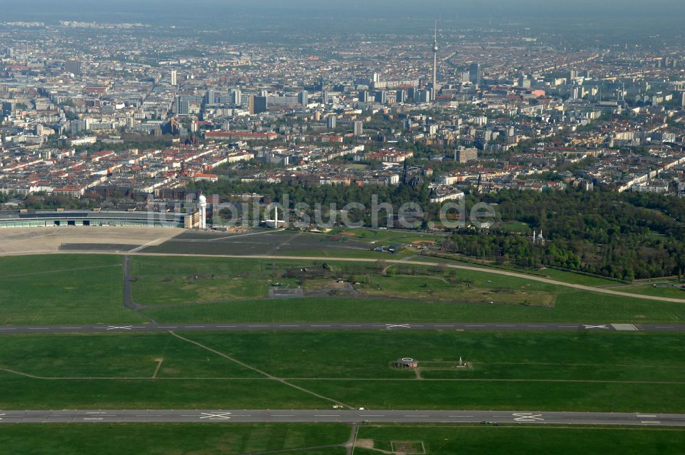 Berlin von oben - Fassade des Baudenkmales Flughafen Tempelhof am Platz der Luftbrücke in Berlin, Deutschland