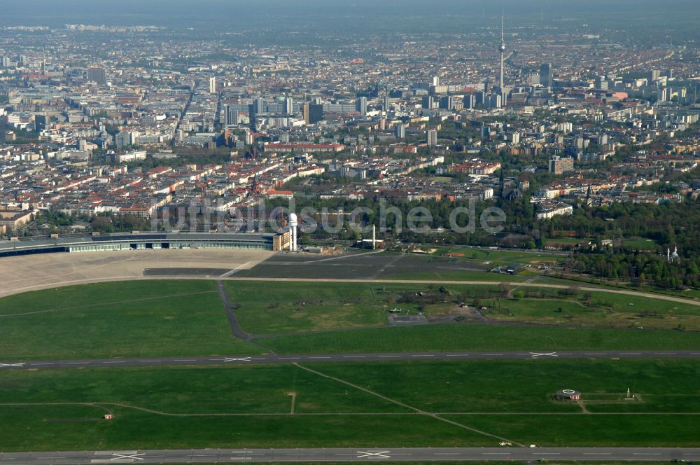 Berlin aus der Vogelperspektive: Fassade des Baudenkmales Flughafen Tempelhof am Platz der Luftbrücke in Berlin, Deutschland