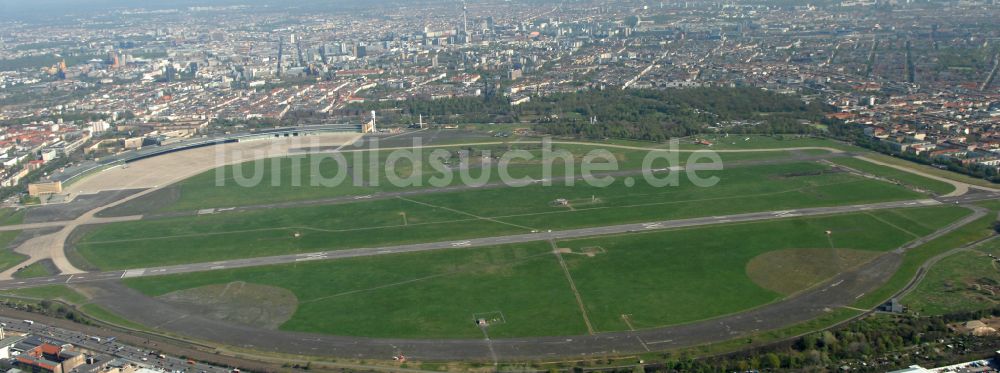 Luftbild Berlin - Fassade des Baudenkmales Flughafen Tempelhof am Platz der Luftbrücke in Berlin, Deutschland