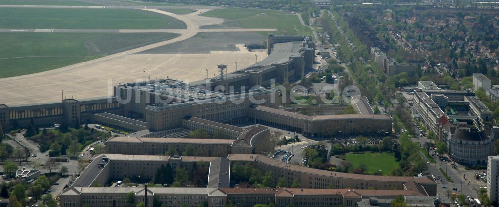 Berlin aus der Vogelperspektive: Fassade des Baudenkmales Flughafen Tempelhof am Platz der Luftbrücke in Berlin, Deutschland