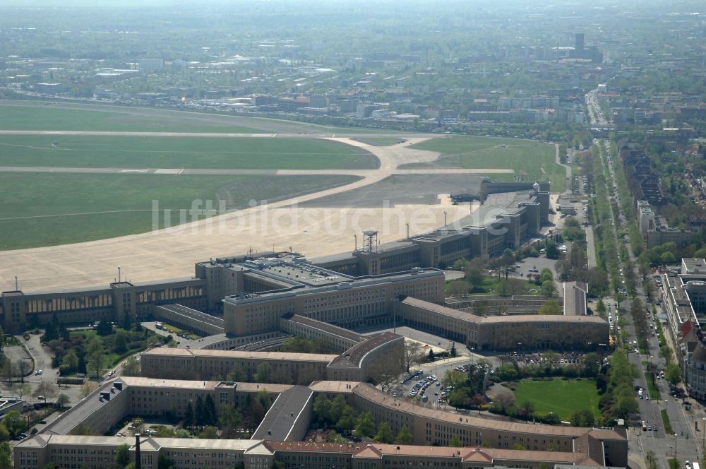 Luftbild Berlin - Fassade des Baudenkmales Flughafen Tempelhof am Platz der Luftbrücke in Berlin, Deutschland