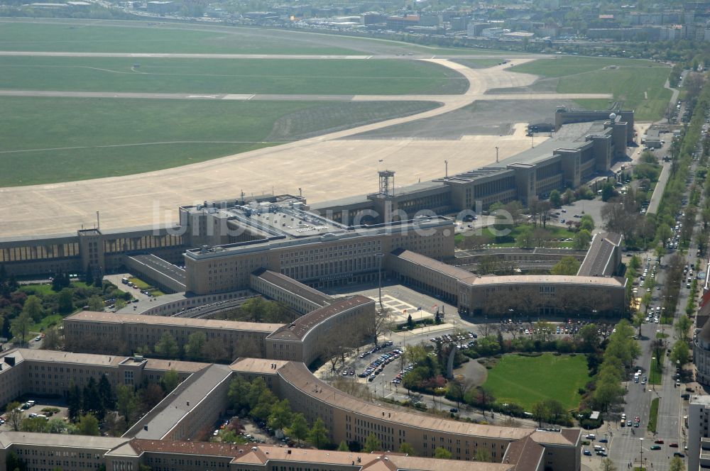 Berlin von oben - Fassade des Baudenkmales Flughafen Tempelhof am Platz der Luftbrücke in Berlin, Deutschland