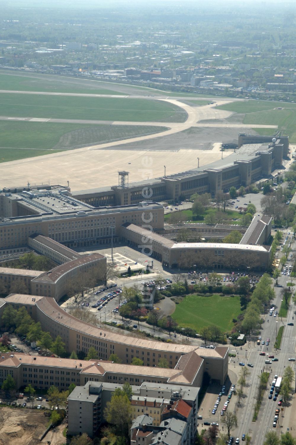 Berlin aus der Vogelperspektive: Fassade des Baudenkmales Flughafen Tempelhof am Platz der Luftbrücke in Berlin, Deutschland