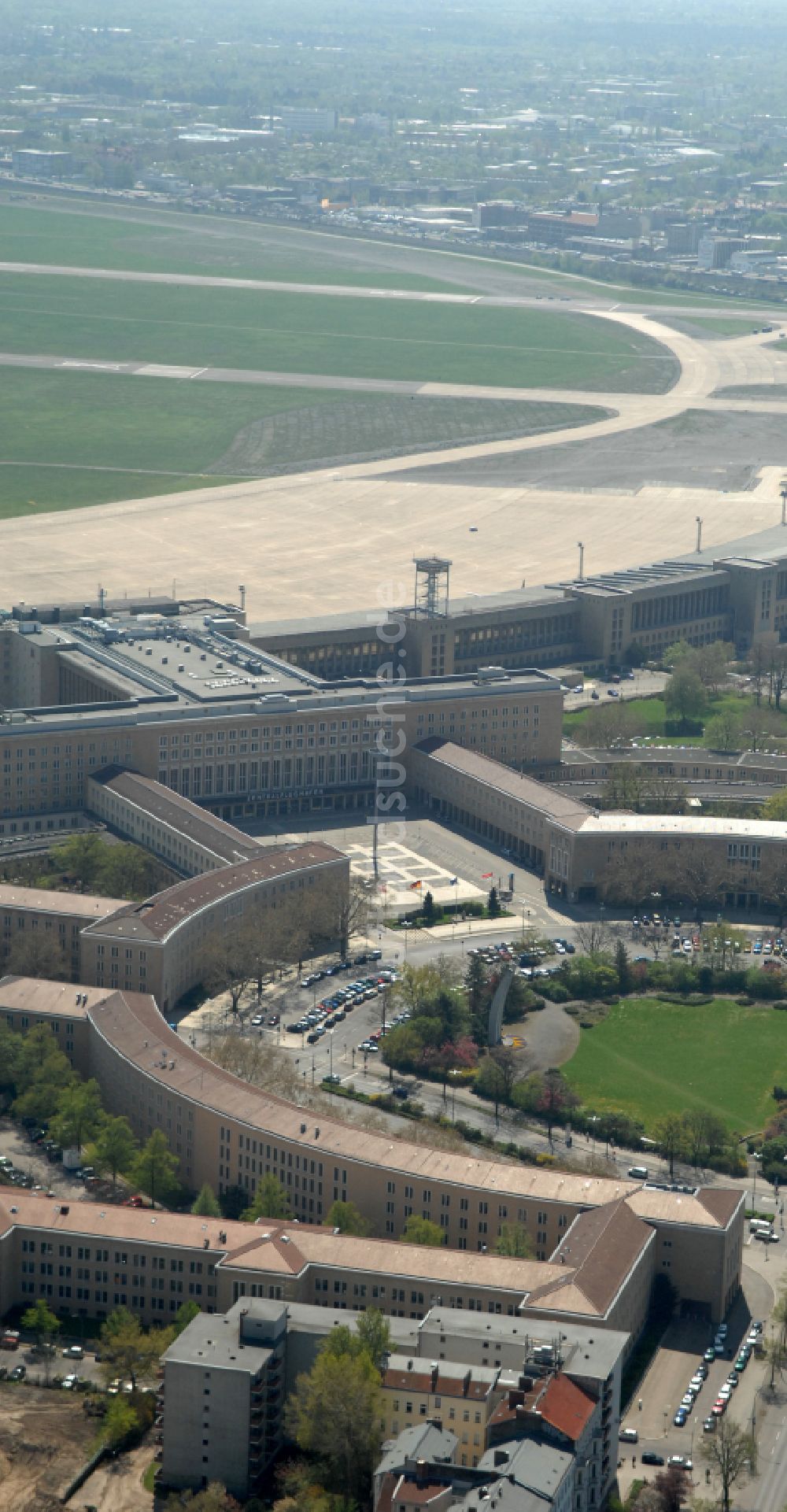 Luftbild Berlin - Fassade des Baudenkmales Flughafen Tempelhof am Platz der Luftbrücke in Berlin, Deutschland