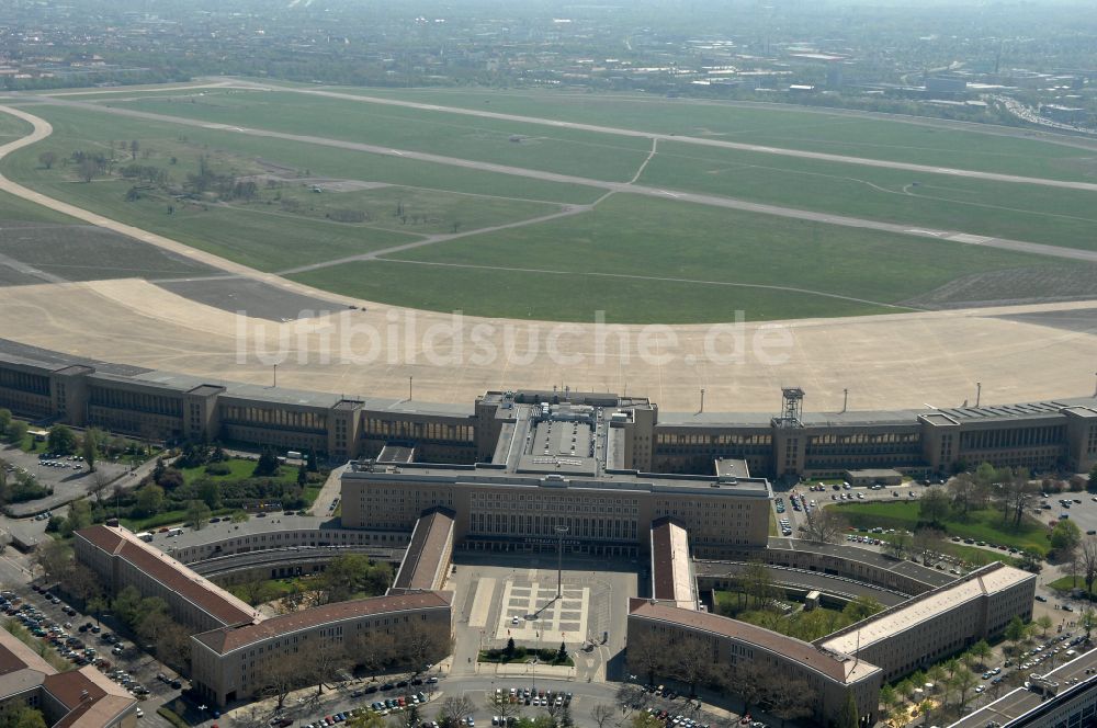 Berlin von oben - Fassade des Baudenkmales Flughafen Tempelhof am Platz der Luftbrücke in Berlin, Deutschland