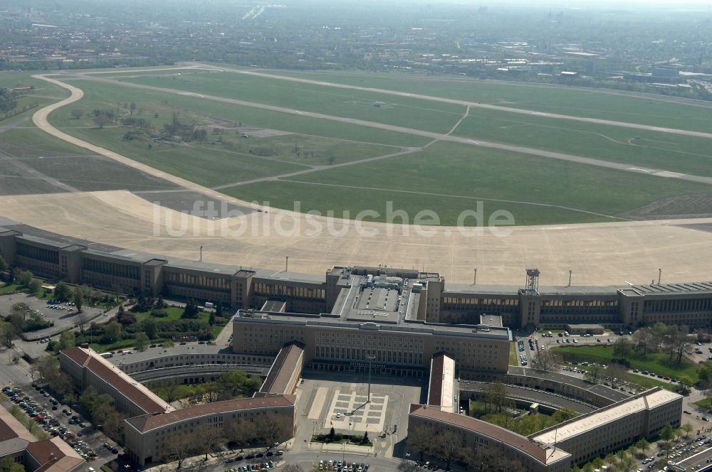 Berlin aus der Vogelperspektive: Fassade des Baudenkmales Flughafen Tempelhof am Platz der Luftbrücke in Berlin, Deutschland