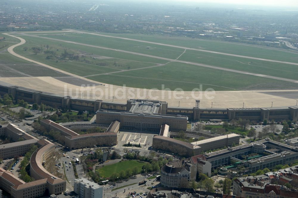 Luftbild Berlin - Fassade des Baudenkmales Flughafen Tempelhof am Platz der Luftbrücke in Berlin, Deutschland