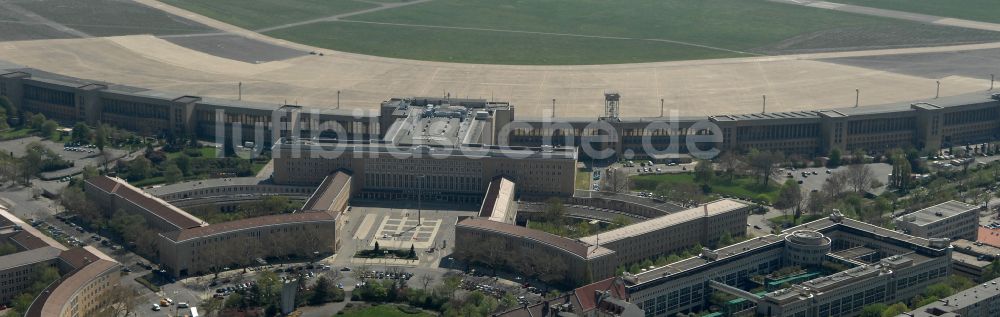 Luftaufnahme Berlin - Fassade des Baudenkmales Flughafen Tempelhof am Platz der Luftbrücke in Berlin, Deutschland