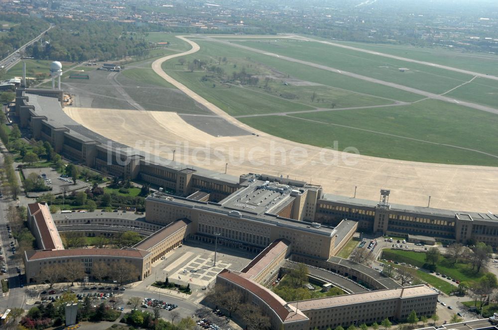 Berlin von oben - Fassade des Baudenkmales Flughafen Tempelhof am Platz der Luftbrücke in Berlin, Deutschland