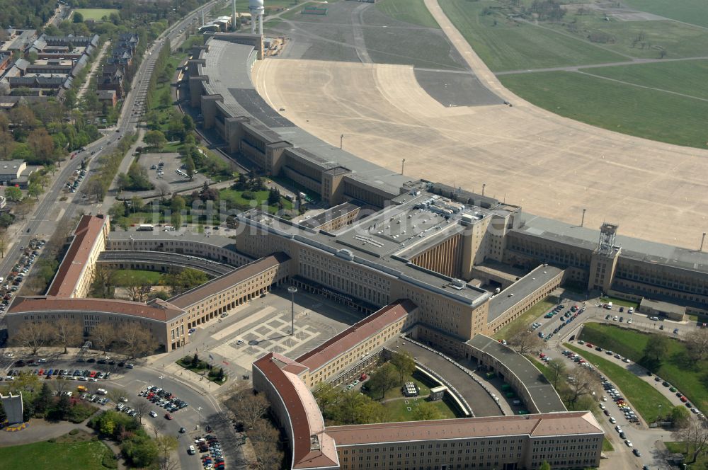 Berlin aus der Vogelperspektive: Fassade des Baudenkmales Flughafen Tempelhof am Platz der Luftbrücke in Berlin, Deutschland