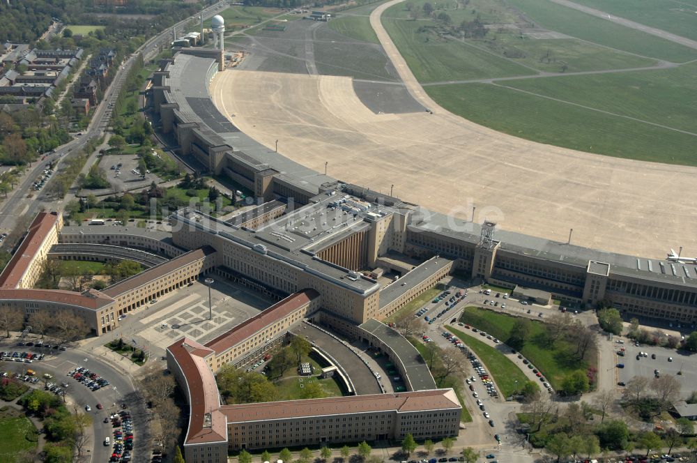 Luftbild Berlin - Fassade des Baudenkmales Flughafen Tempelhof am Platz der Luftbrücke in Berlin, Deutschland