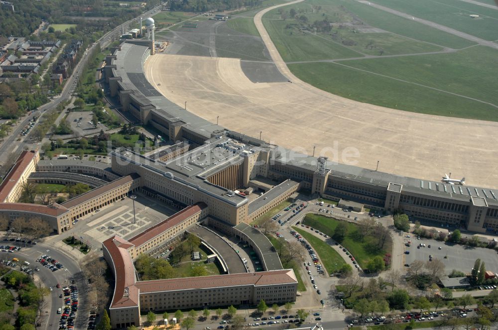 Luftaufnahme Berlin - Fassade des Baudenkmales Flughafen Tempelhof am Platz der Luftbrücke in Berlin, Deutschland